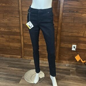 YOGA Jeans. Medium NEW.. Dark wash. Stretch. Made in Canada. Skinny.
